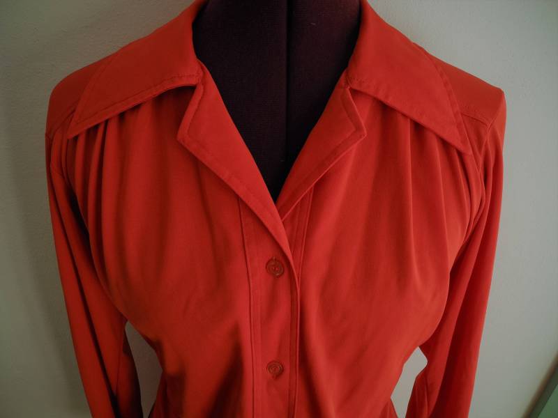 Essential Hell Orange-Rot Polyester 70Er Jahre Shirt von GlitteratiHautie