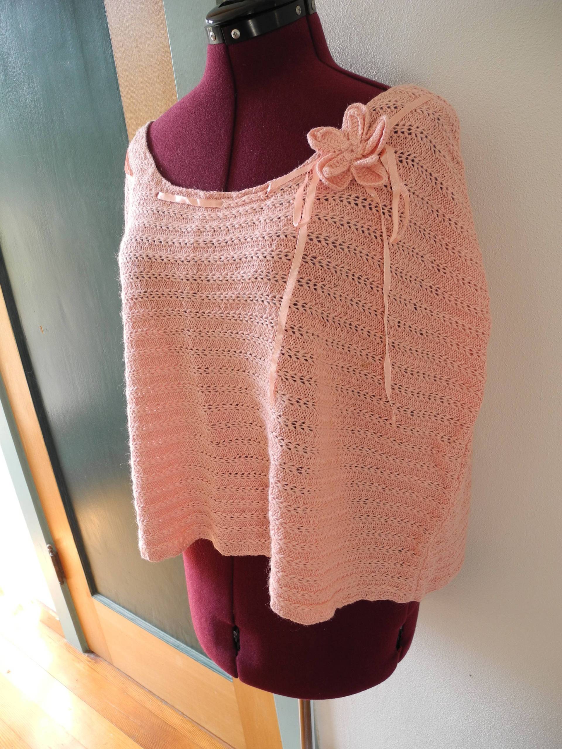 Flirty Weiche & Feminine Rosa Stricken Pullover Schal Entzückende Blume + Bänder 90Er Jahre Poncho Achselzucken Cape Flirty Weiche & Feminine Rosa Stricken Pullover Schal Entzückende Blume + Bänder 90Er Jahre Poncho Achselzucken Cape von GlitteratiHautie