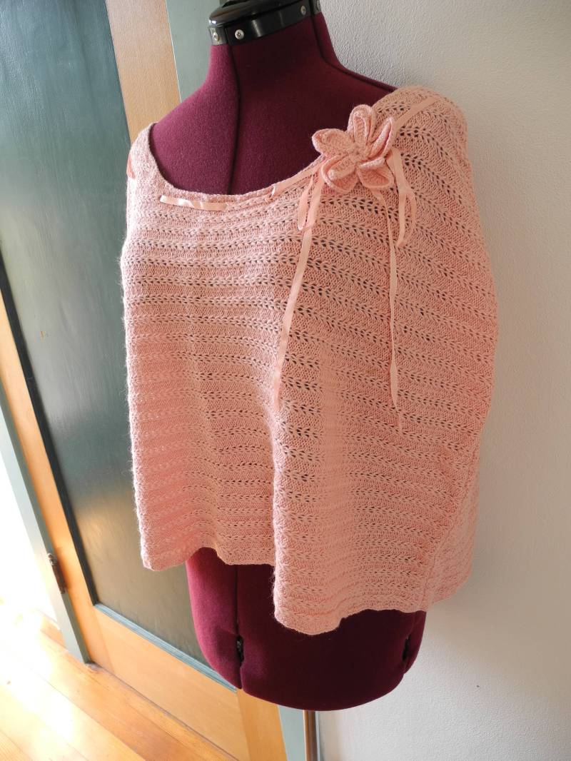 Flirty Weiche & Feminine Rosa Stricken Pullover Schal Entzückende Blume + Bänder 90Er Jahre Poncho Achselzucken Cape Flirty Weiche & Feminine Rosa Stricken Pullover Schal Entzückende Blume + Bänder 90Er Jahre Poncho Achselzucken Cape von GlitteratiHautie