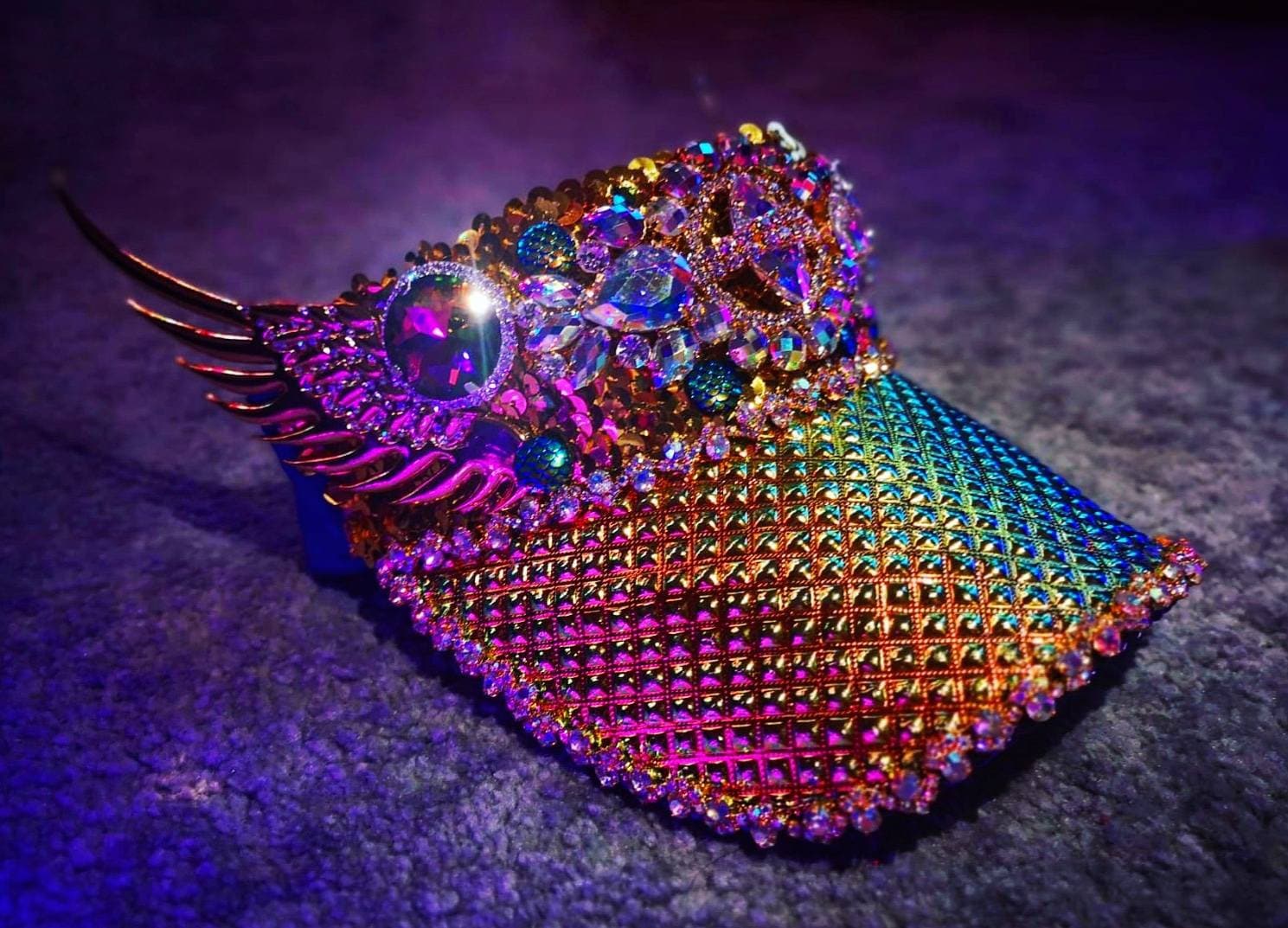 Der Dragon Tamer, Kristallverkrustetes Visier Mit Eingebauten Lichtern Der Dragon Tamer, Kristallverkrustetes Visier Mit Eingebauten Lichtern von GlittermeeDesign