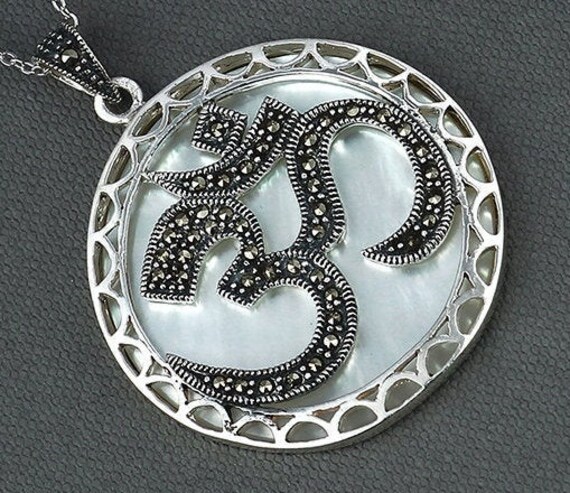 Anhänger Om Mit Elfenbeinfarbener Perlmutt in Sterling Silber Anhänger Om Mit Elfenbeinfarbener Perlmutt in Sterling Silber von Glittertag