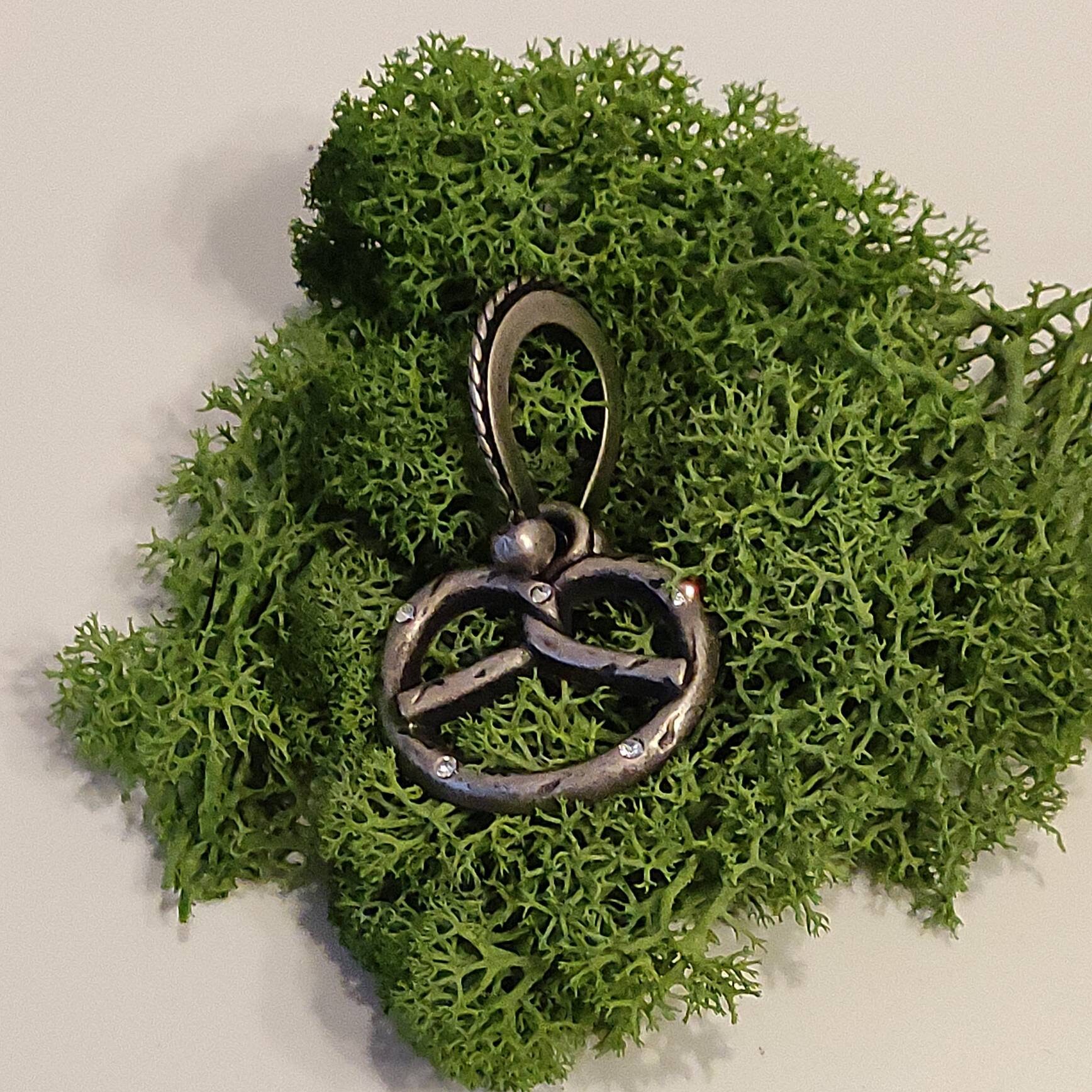 Brezel Anhänger Verziert Mit Weißen Steinen Zu Tragen Als Kette Oder Im Tuch. Der Blickfang Für Dein Trachtenoutfit Brezel Anhänger Verziert Mit Weißen Steinen Zu Tragen Als Kette Oder Im Tuch. Der Blickfang Für Dein Trachtenoutfit von GlitzerUndMehr