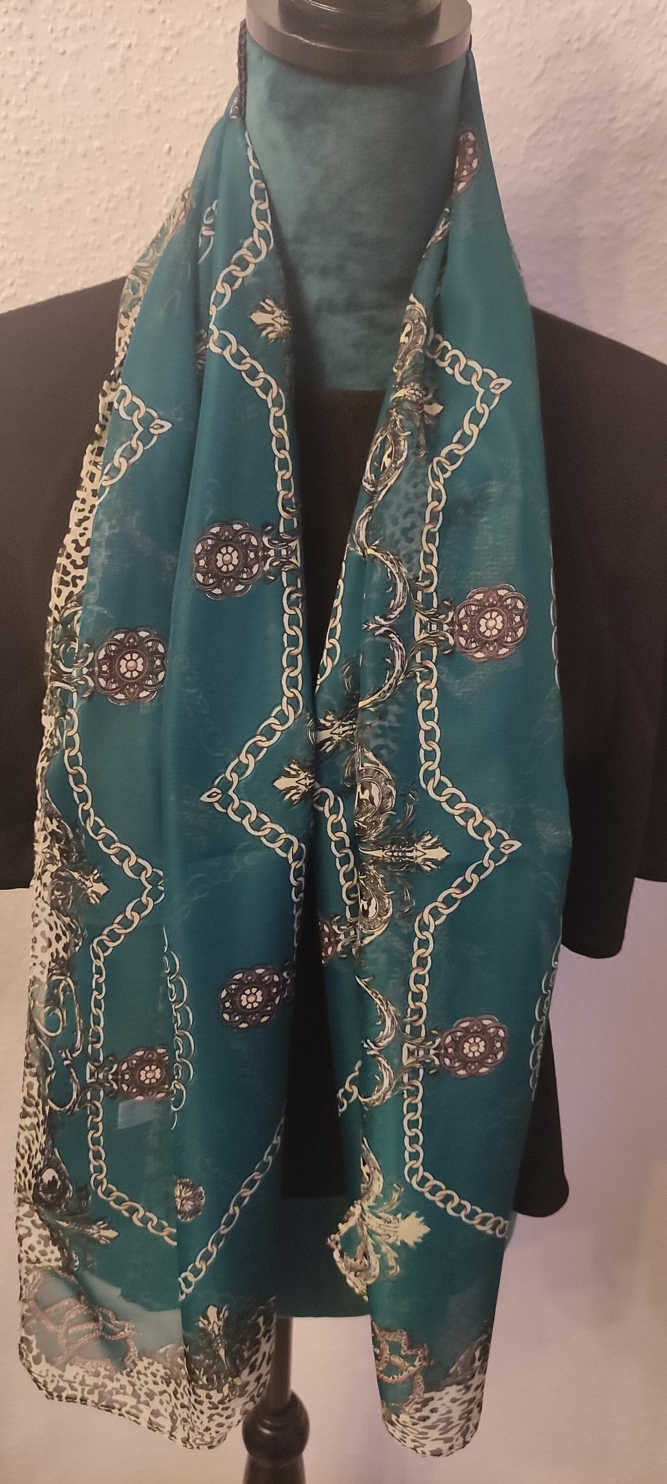 Chiffon Schal Petrol Mit Originellem Muster, Leicht Und Angenehm Zu Tragen. Ein Farbtupfer Für Deine Garderobe, Jedem Anlass Passend Chiffon Schal Petrol Mit Originellem Muster, Leicht Und Angenehm Zu Tragen. Ein Farbtupfer Für Deine Garderobe, Jedem Anlass Passend von GlitzerUndMehr