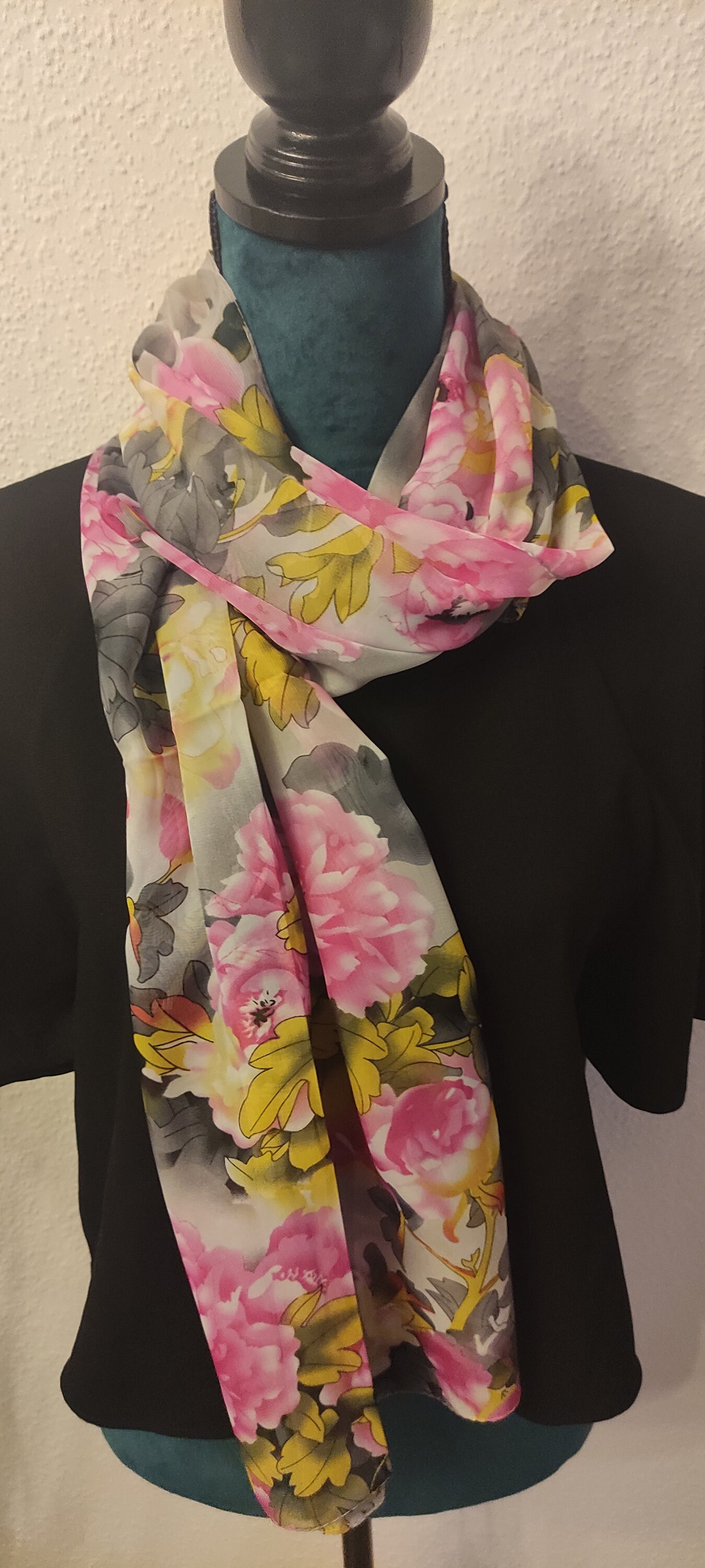 Chiffon Schal in Sommerlichem Design, Leicht Und Angenehm Zu Tragen. Ein Farbtupfer Für Deine Garderobe, Jedem Anlass Passend Chiffon Schal in Sommerlichem Design, Leicht Und Angenehm Zu Tragen. Ein Farbtupfer Für Deine Garderobe, Jedem Anlass Passend von GlitzerUndMehr