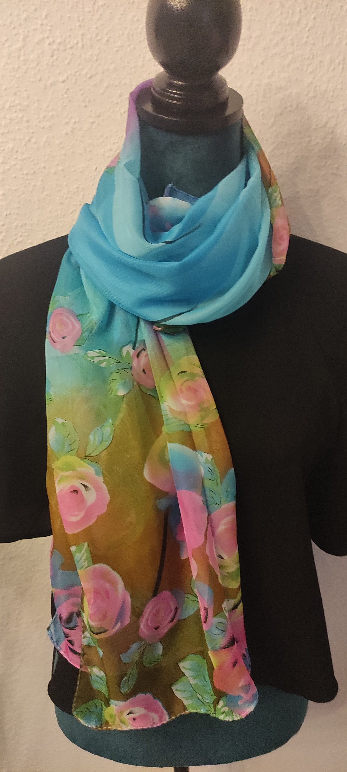 Chiffon Schal in Türkis Mit Sommerlichem Design, Leicht Und Angenehm Zu Tragen. Ein Farbtupfer Für Deine Garderobe, Jedem Anlass Passend Chiffon Schal in Türkis Mit Sommerlichem Design, Leicht Und Angenehm Zu Tragen. Ein Farbtupfer Für Deine Garderobe, Jedem Anlass Passend von GlitzerUndMehr