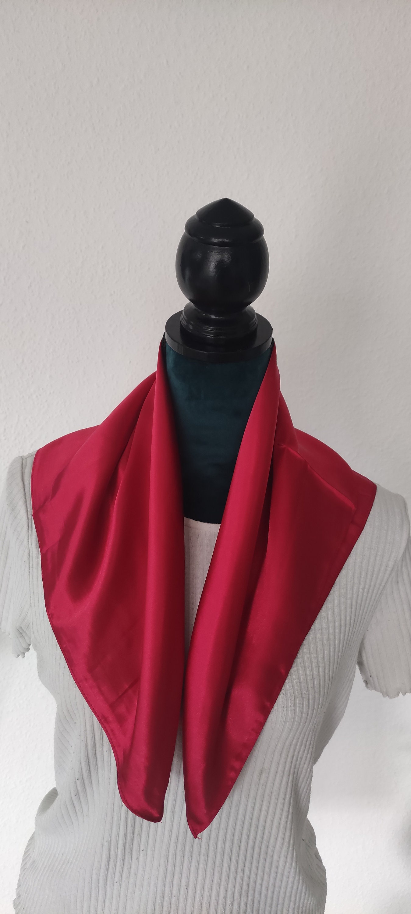Gedecktes Rotfarbenes Vierecktuch "Silkfeeling". Leicht Und Angenehm Zu Tragen. Ein Farbtupfer Für Deine Garderobe, Jedem Anlass Passend Gedecktes Rotfarbenes Vierecktuch "Silkfeeling". Leicht Und Angenehm Zu Tragen. Ein Farbtupfer Für Deine Garderobe, Jedem Anlass Passend von GlitzerUndMehr