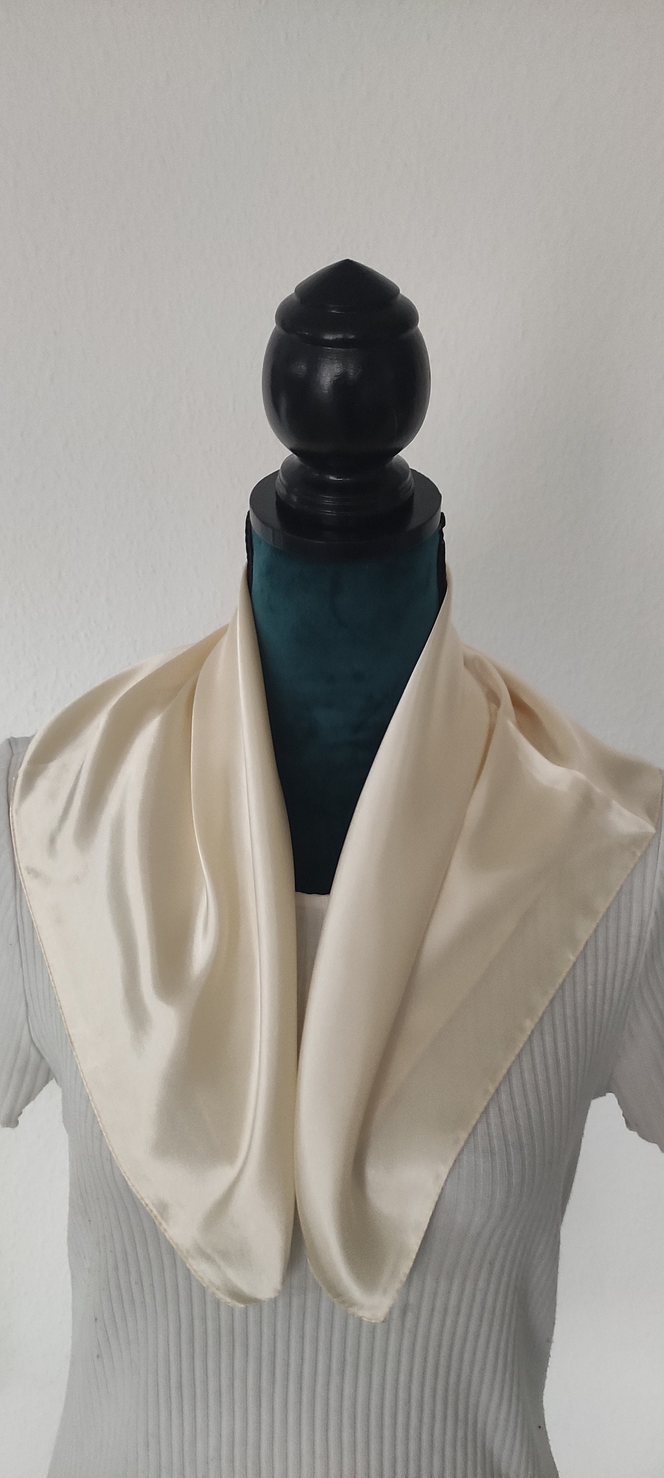 Hell Beiges Vierecktuch "Silkfeeling". Leicht Und Angenehm Zu Tragen. Ein Farbtupfer Für Deine Garderobe, Jedem Anlass Passend Hell Beiges Vierecktuch "Silkfeeling". Leicht Und Angenehm Zu Tragen. Ein Farbtupfer Für Deine Garderobe, Jedem Anlass Passend von GlitzerUndMehr