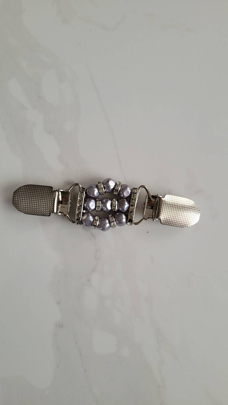 Jackenspange Mit Perlen in Silbergrau, Guter Halt Durch Feste Klipper, Hinterlässt Keine Löcher. Für Cardigans Ohne Knöpfe von GlitzerUndMehr