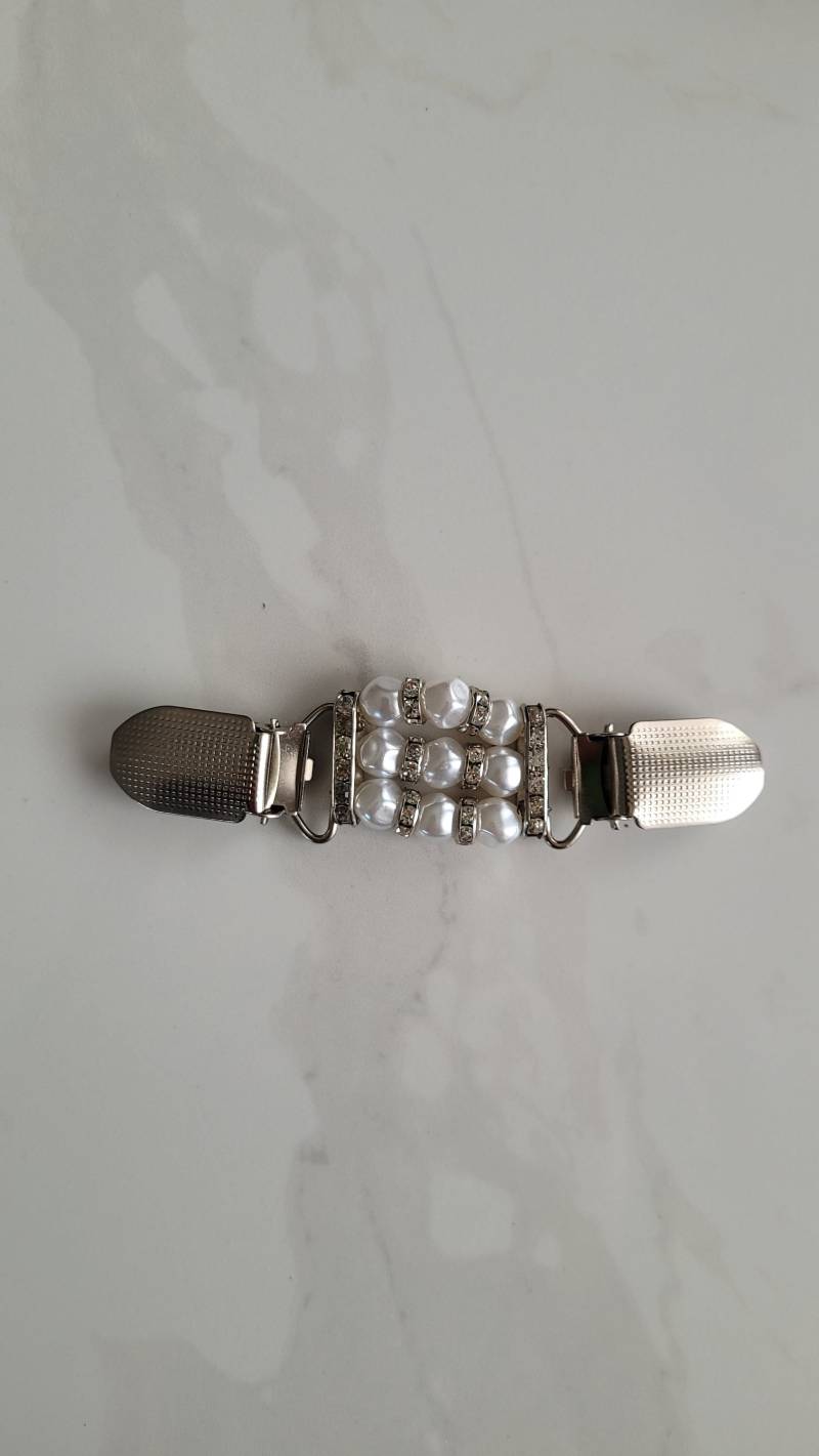 Jackenspange Mit Perlen in Weiß Perlmutt, Guter Halt Durch Feste Klipper, Hinterlässt Keine Löcher. Für Cardigans Ohne Knöpfe von GlitzerUndMehr