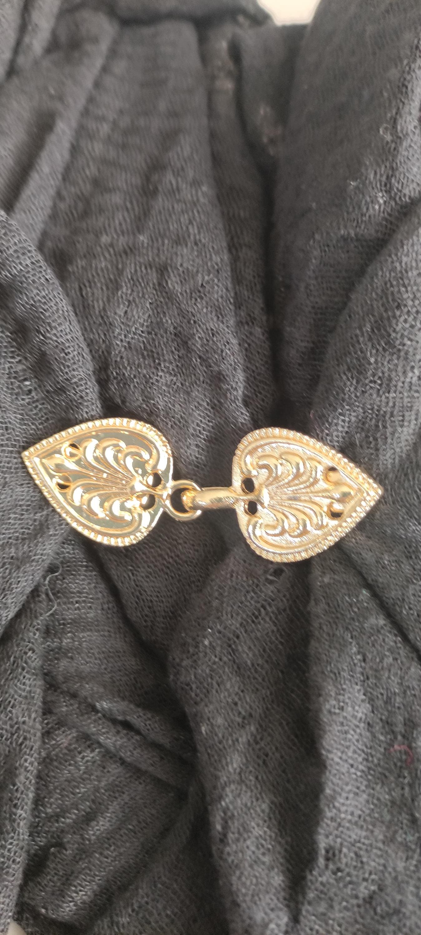 Kleine Jackenspange Mit Klammern, Trennbar, Kann Ausgehakt Werden. Guter Halt, Hinterlässßt Keine Löcher. Dein Helfer Im Alltag Kleine Jackenspange Mit Klammern, Trennbar, Kann Ausgehakt Werden. Guter Halt, Hinterlässßt Keine Löcher. Dein Helfer Im Alltag von GlitzerUndMehr