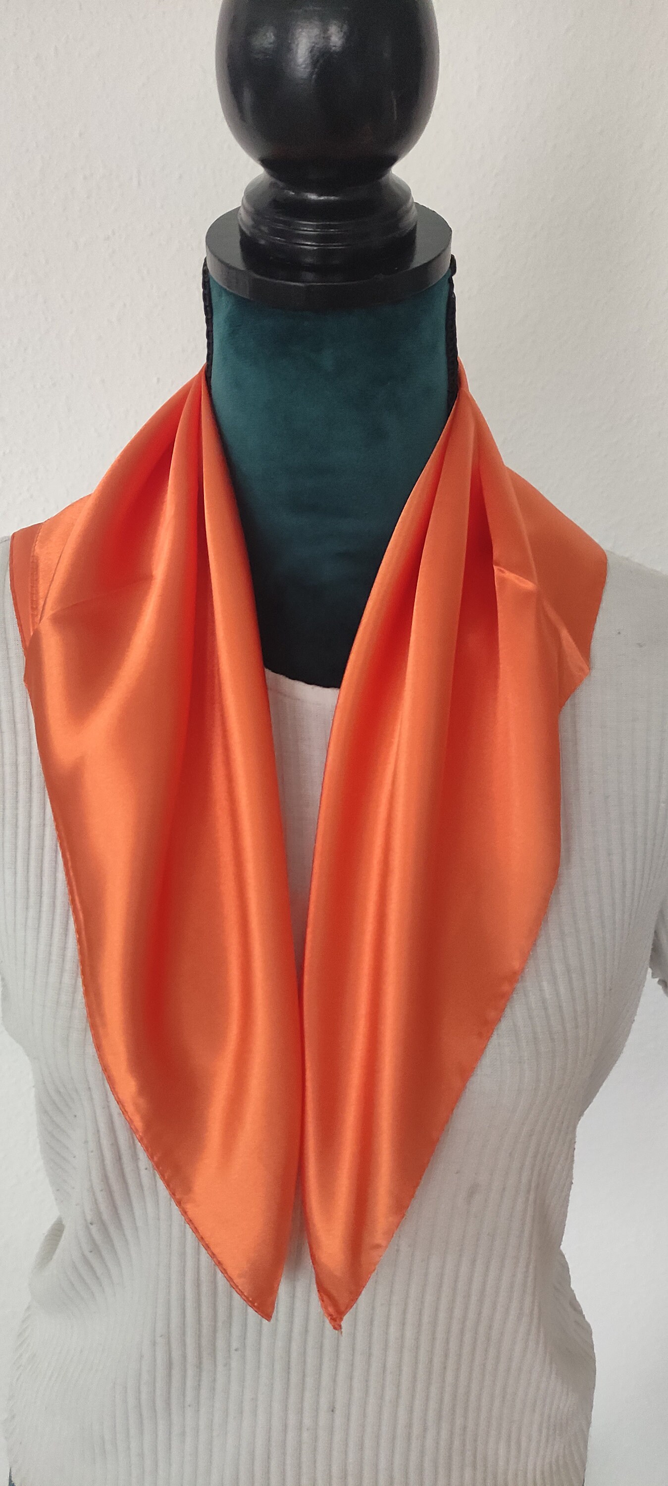 Orangefarbenes Vierecktuch "Silkfeeling". Leicht Und Angenehm Zu Tragen. Ein Farbtupfer Für Deine Garderobe, Jedem Anlass Passend Orangefarbenes Vierecktuch "Silkfeeling". Leicht Und Angenehm Zu Tragen. Ein Farbtupfer Für Deine Garderobe, Jedem Anlass Passend von GlitzerUndMehr