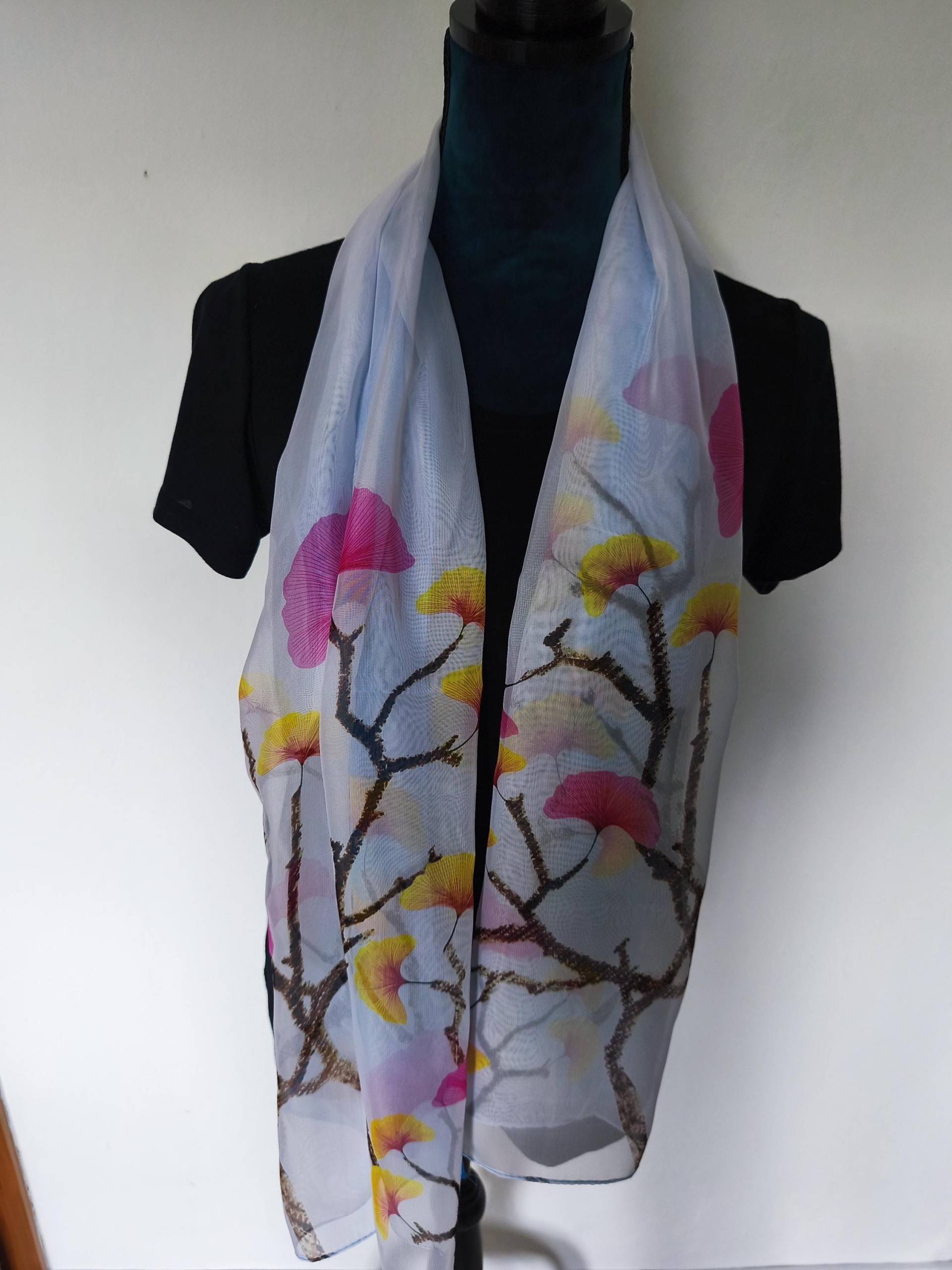 Sommerlicher Viskose Schal Mit Ginko Muster, Leicht Und Angenehm Zu Tragen. Ein Farbtupfer Für Deine Garderobe, Jedem Anlass Passend Sommerlicher Viskose Schal Mit Ginko Muster, Leicht Und Angenehm Zu Tragen. Ein Farbtupfer Für Deine Garderobe, Jedem Anlass Passend von GlitzerUndMehr