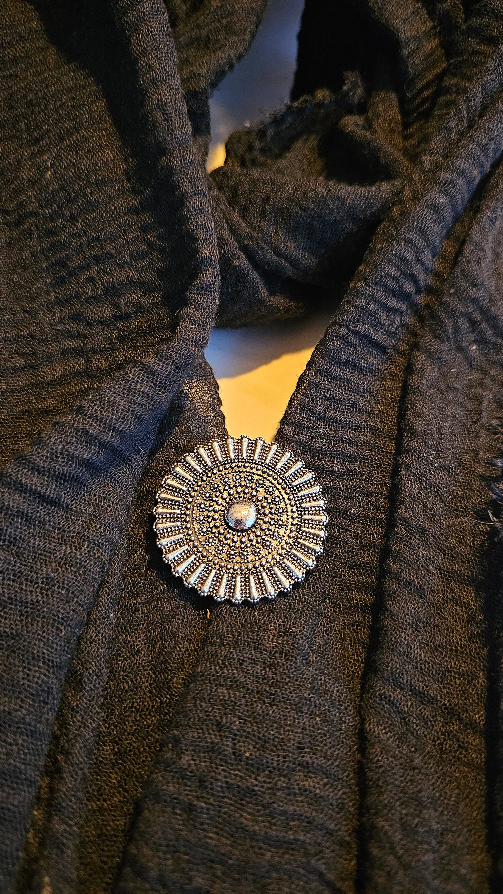 Spange Im Vintage Style, Ausschnitt Zu Tief, Jacke Ohne Knöpfe, Kein Problem Mehr. Kleine Klammern Mit Gutem Halt Sind Dein Helfer Alltag Spange Im Vintage Style, Ausschnitt Zu Tief, Jacke Ohne Knöpfe, Kein Problem Mehr. Kleine Klammern Mit Gutem Halt Sind Dein Helfer Alltag von GlitzerUndMehr