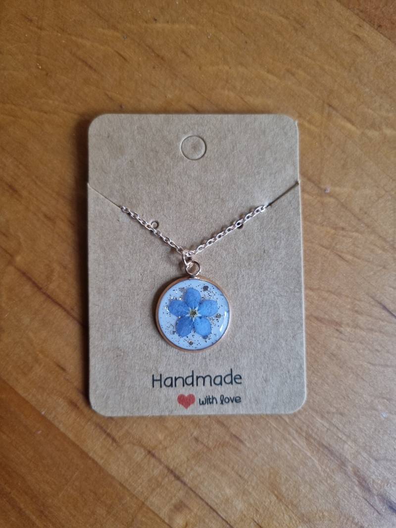 Harzschmuck Kette Vergissmeinnicht Echte Trockenblumen in Epoxid Harzschmuck Kette Vergissmeinnicht Echte Trockenblumen in Epoxid von GlitzerelsterLandau