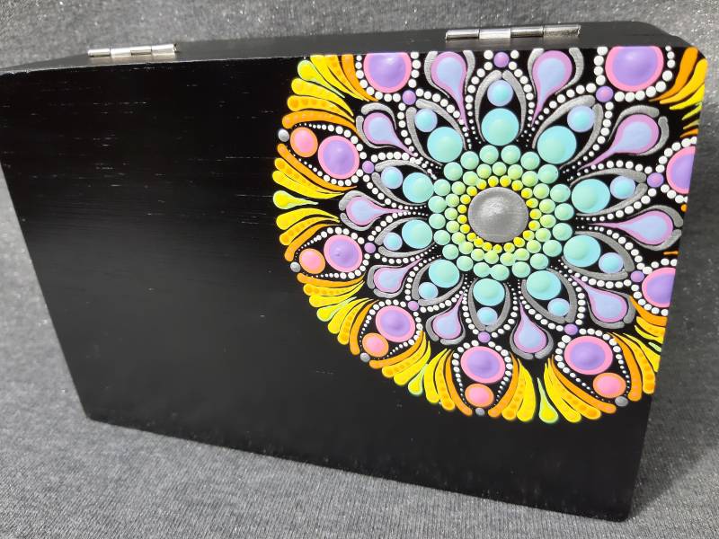 Mandala Schmuckkästchen Aus Bambus Holz Schwarz Mit Regenbogen Mandala Schmuckkästchen Aus Bambus Holz Schwarz Mit Regenbogen von Glitzerwerk35