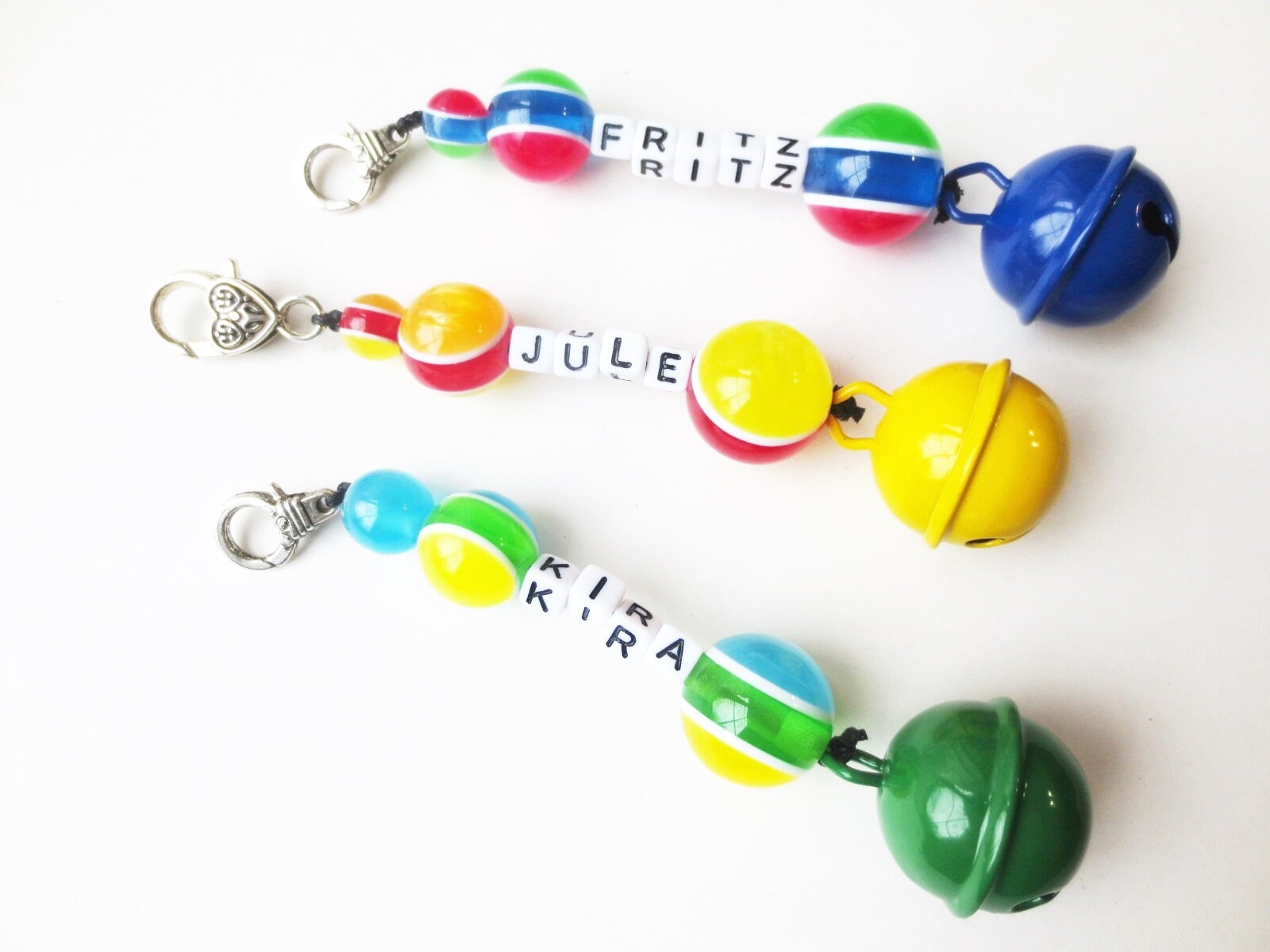 Ein Stück Schlüsselanhänger, Taschenanhänger, Großes, Lautes Glöckchen, Glücksbringer, Bunte Kunststoffperlen, Wunschname, Personalisierbar von GlitzerfeinDE