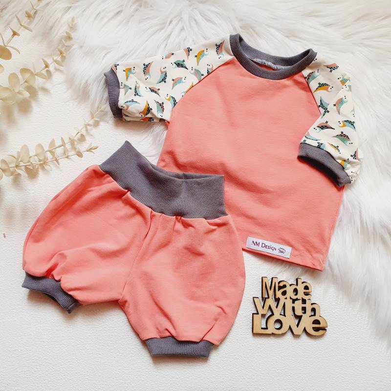 Baby Set 62/Unikat Pastell Lachsfarben Rosa Kleine Vöglein Sommer Babykleidung Kurze Pumphose Babyshirt Raglanshirt Sommerhose Handmade von Glitzernadel