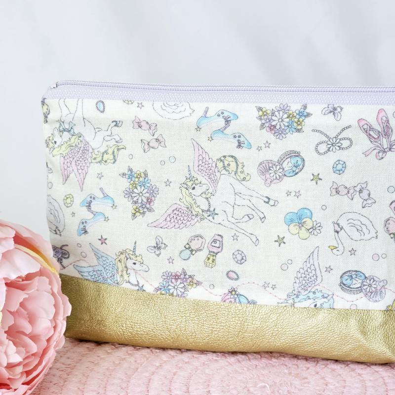 Einhorn Federmappe/stiftemäppchen Glitzer, Kosmetiktasche Lederimitat, Handmade Makeup-Bag, Baumwolle Tasche, Geschenk Für Mädchen von Glitzernadel