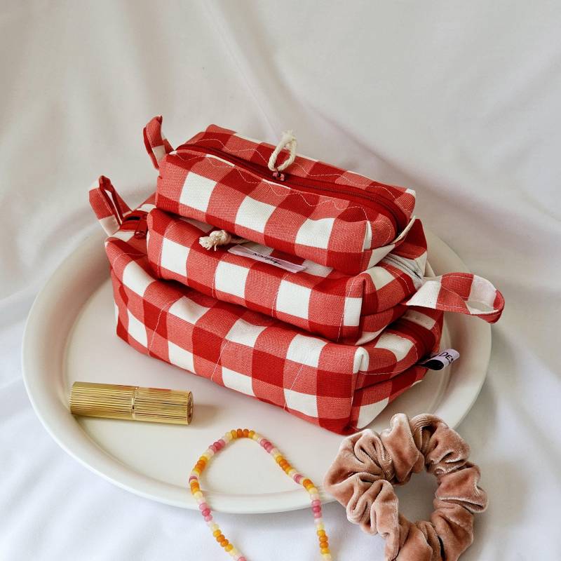 Kosmetiktasche Kariert - Makeup Bag Handmade, Schminktasche, Kulturbeutel Damen, Mäppchen Gesteppt Rot Weiß, 3 Größen, Geschenk Weihnachten Kosmetiktasche Kariert - Makeup Bag Handmade, Schminktasche, Kulturbeutel Damen, Mäppchen Gesteppt Rot Weiß, 3 Größen, Geschenk Weihnachten von Glitzernadel