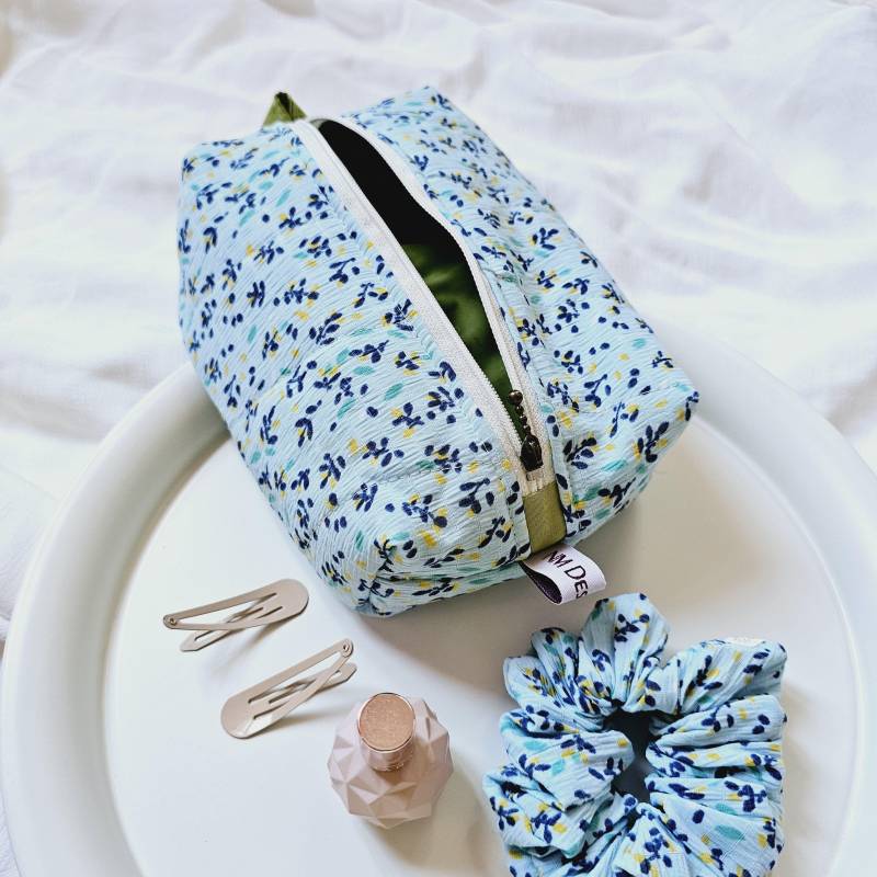 Kosmetiktasche Blümchen Blau Makeup Tasche Floral Schminktasche Gesteppt Musselin Baumwolle Handmade Bag Geschenk Für Freundin von Glitzernadel