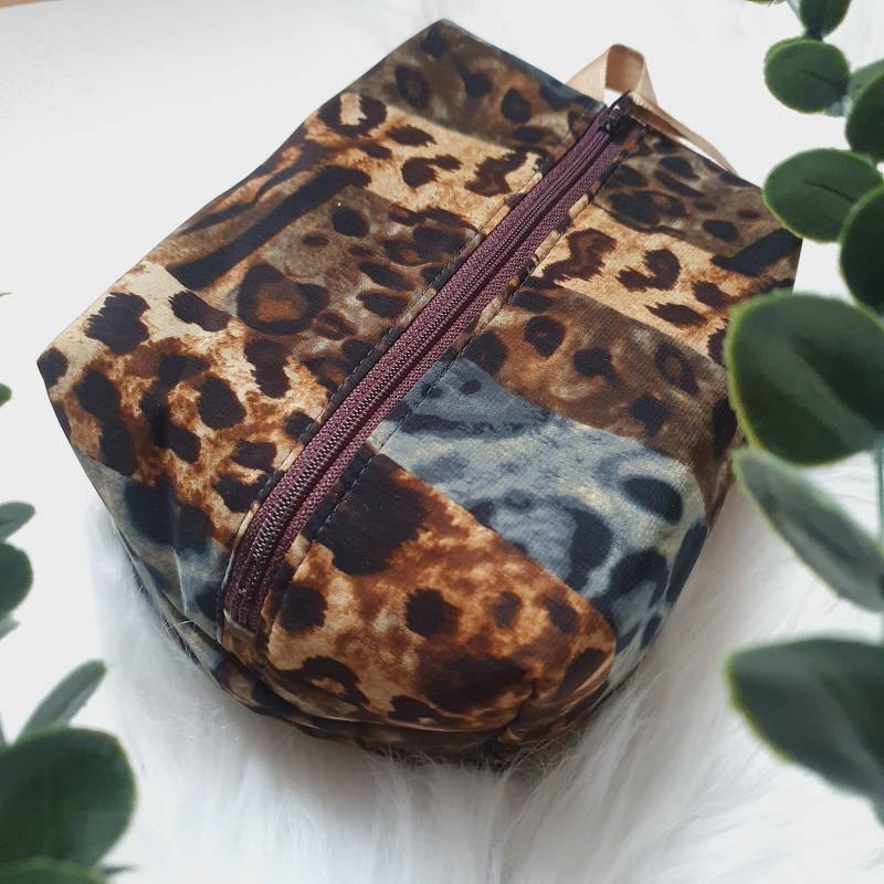 Kosmetiktasche Leoprint - Handgemachte Makeup Tasche, Geschenkidee Für Sie, Boxy Bag Animalprint, Schminktasche Braun Beige, Kulturtasche von Glitzernadel