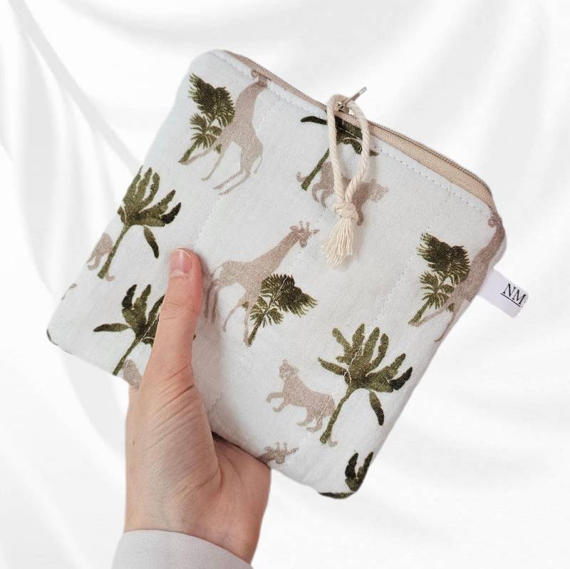 Kleine Kosmetiktasche Gesteppt | Boho Makeup Tasche, Täschchen Genäht, Musselin Kosmetiktasche, Safari, Giraffe, Handmade Geschenkidee Frau von Glitzernadel
