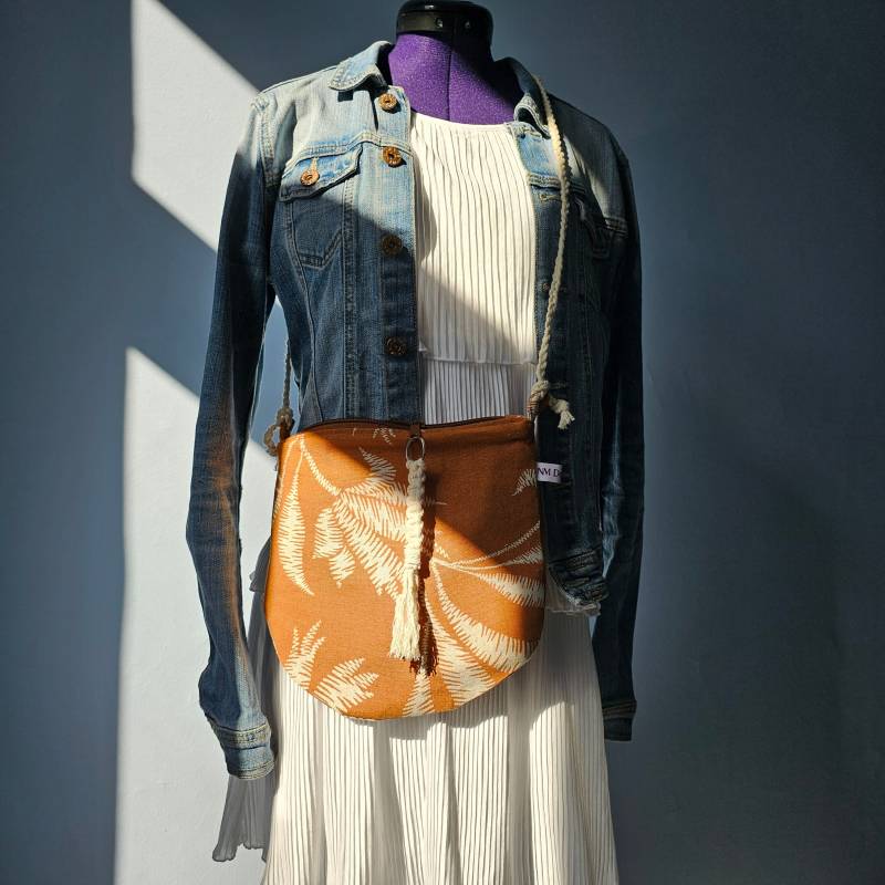 Umhängetasche Damen Aus Leinen Mit Bohomuster in Braun Beige - Makrameeanhänger Einzigartiges Geschenk Für Sie Handmade Tasche von Glitzernadel