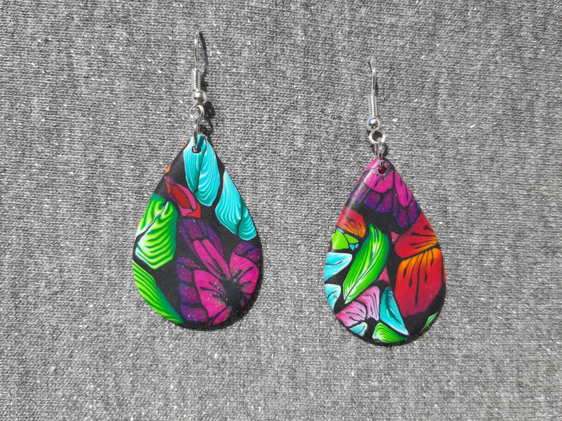 Hängeohrringe Aus Fimo, Ohrhänger, Ohrringe Mit Blümchenmuster Polymer Clay Glitzer Blumen Muster Tropfenförmig von Glitzerwerk35