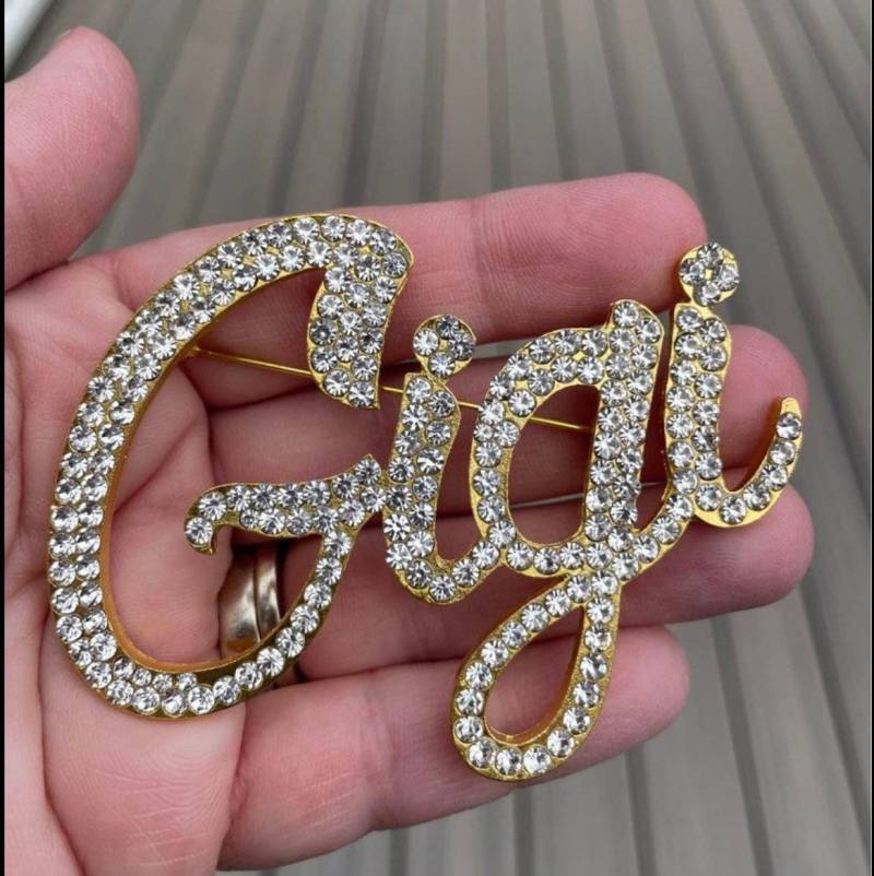 Große Custom Schriftzug 3 "Gold Gigi Strass Klare Silber Pin Brosche Neu Mit Samttäschchen von GlitzyGalPins