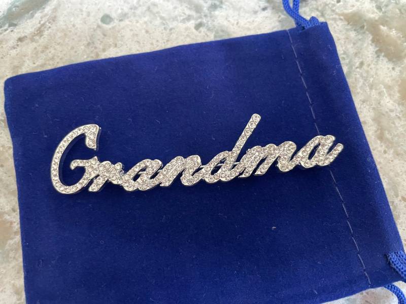 Schreibschrift Oma Großmutter Weihnachten Geburtstagsgeschenk Strassstein Schmuck Brosche Pin Neu von GlitzyGalPins