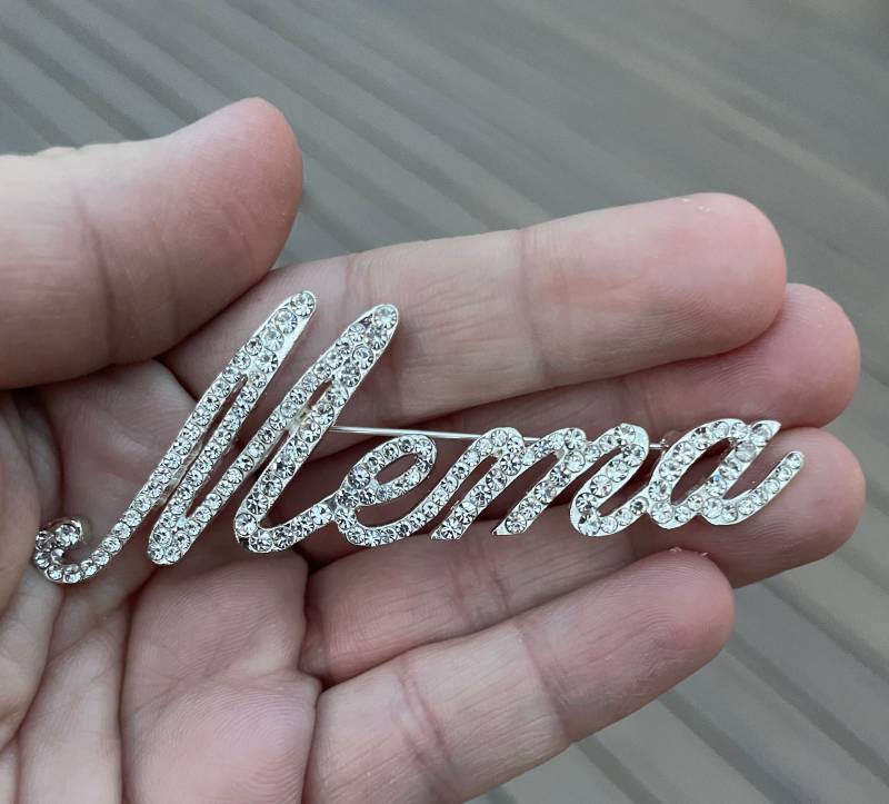 Script Mema Brosche Strass Pin Neu 3" Mit Samtsäckchen Script Mema Brosche Strass Pin Neu 3" Mit Samtsäckchen von GlitzyGalPins