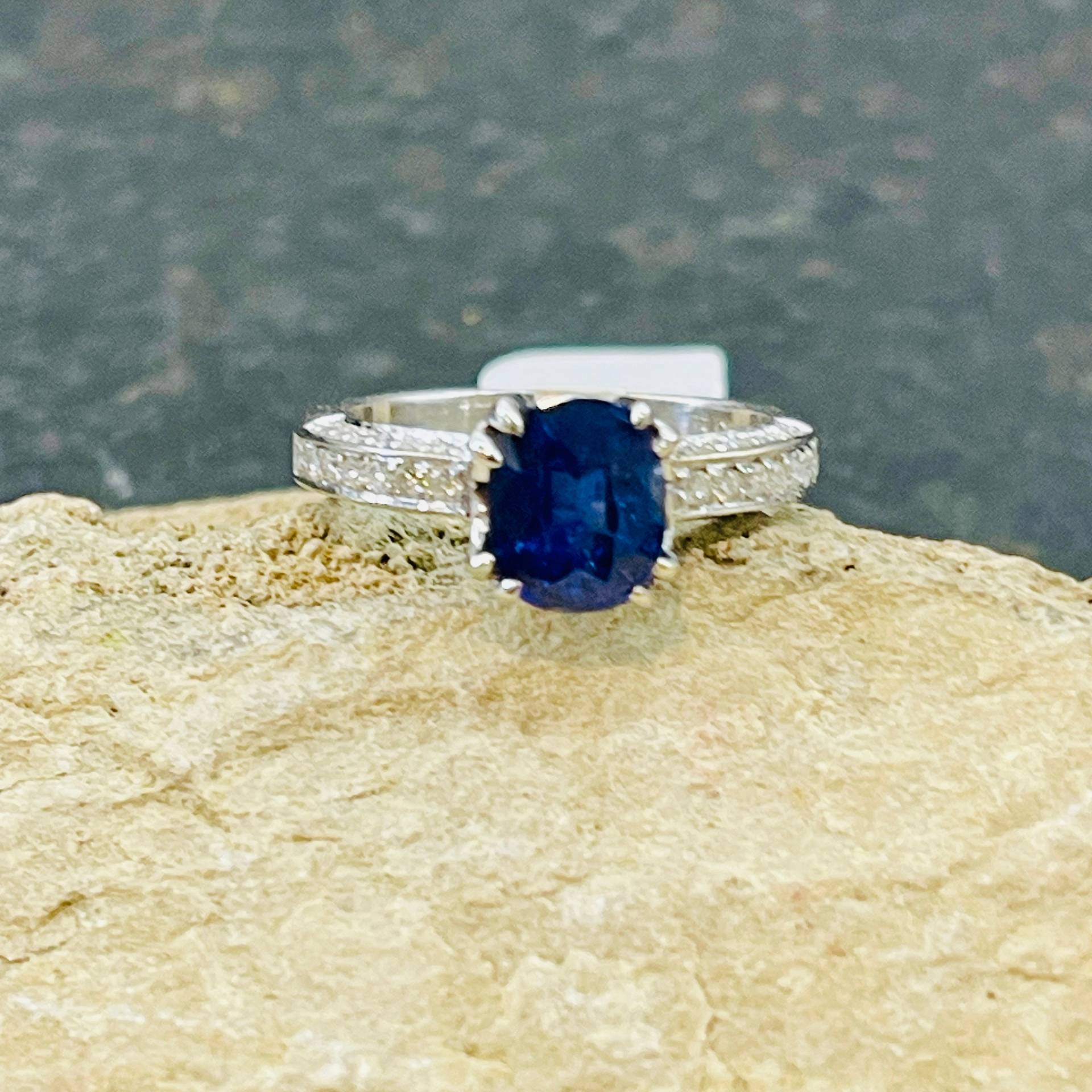 Blauer Saphir 2.10Ct Kissenschliff Und Diamant Ring Aus 14Kt Weißgold von GlitzyGoldAndSilver