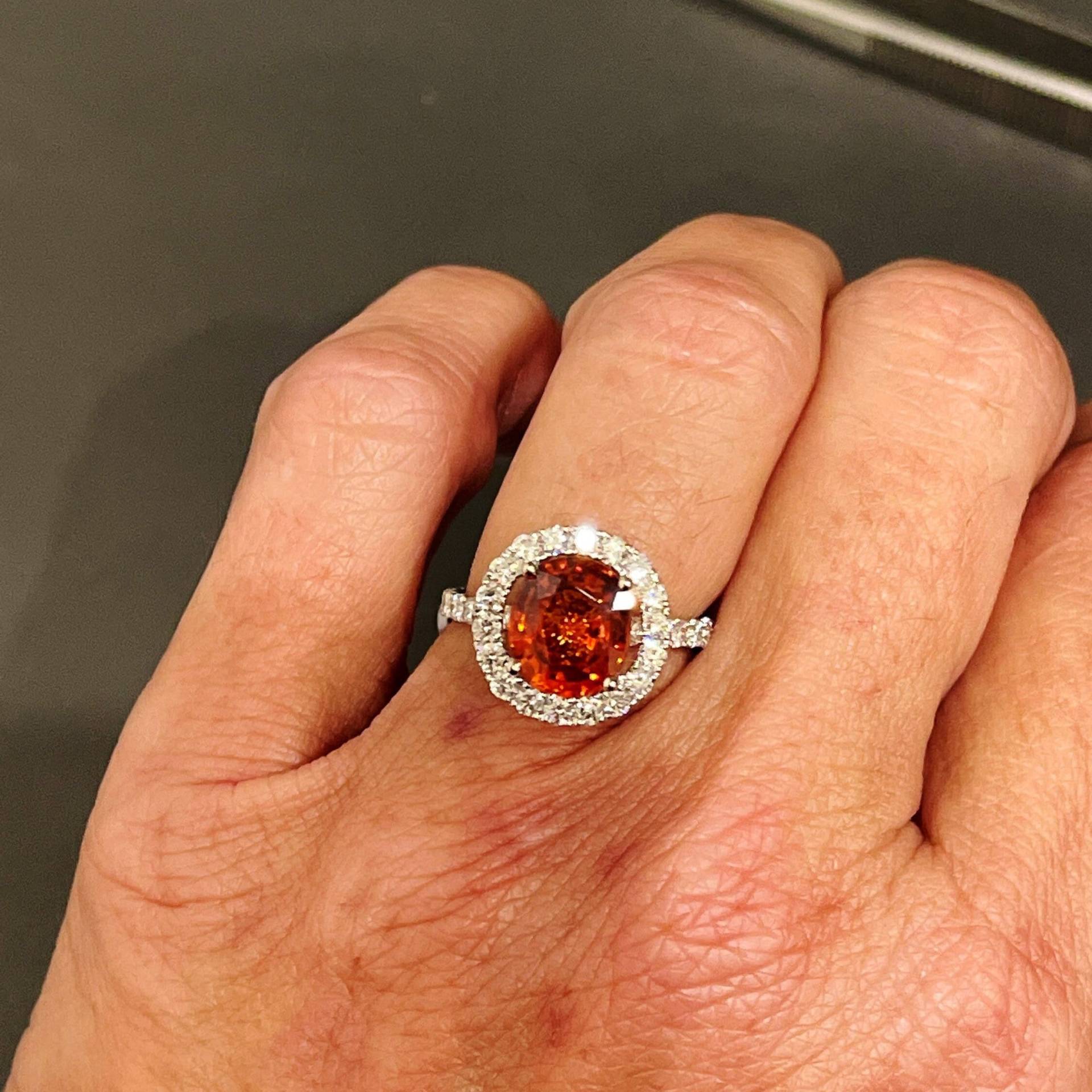 Orange Oval Saphir 3.41Ct Zertifiziert Und Halo Diamant Ring 1.18Ct in 18Kt Weißgold von GlitzyGoldAndSilver