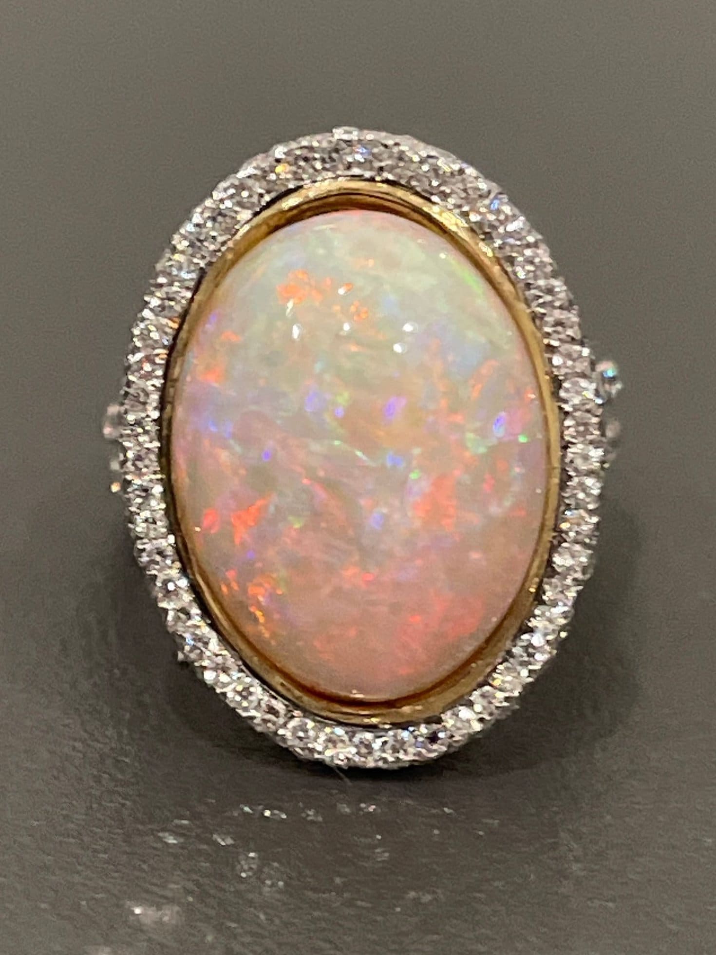 Oval Opal 7.53Ct. Und Diamant Ring 1.66Cts. Halo Style in 18Kt Und Platin von GlitzyGoldAndSilver