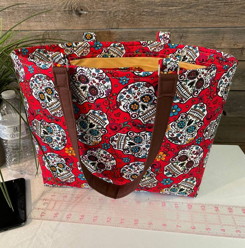 Tote - Rote Sugar Skulls Tote - Rote Sugar Skulls von GloJoCreations