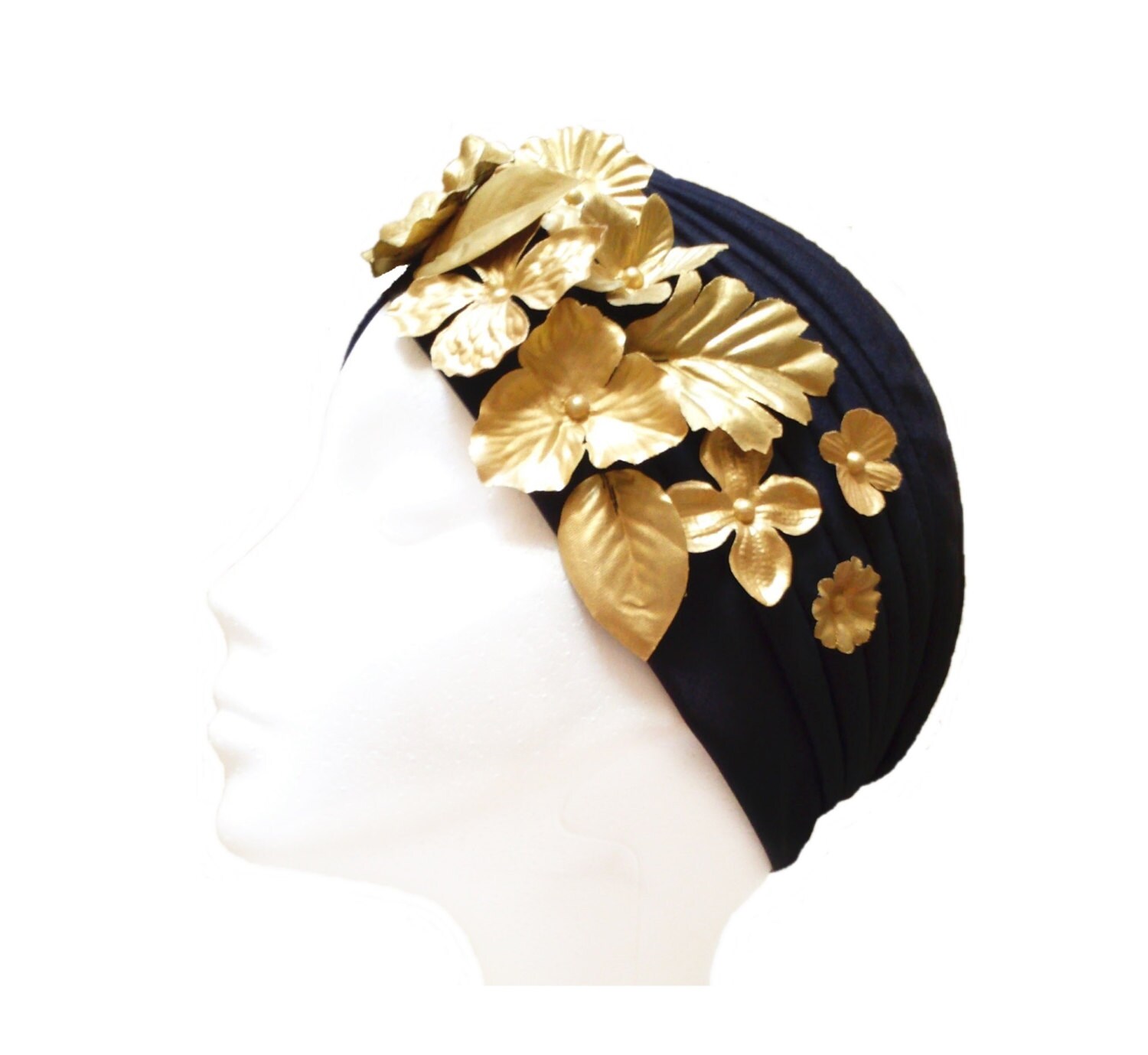 Turbante Für Damen in Schwarz Und Gold Mit Blumenschmuck, Invitada Boda von GloandSons