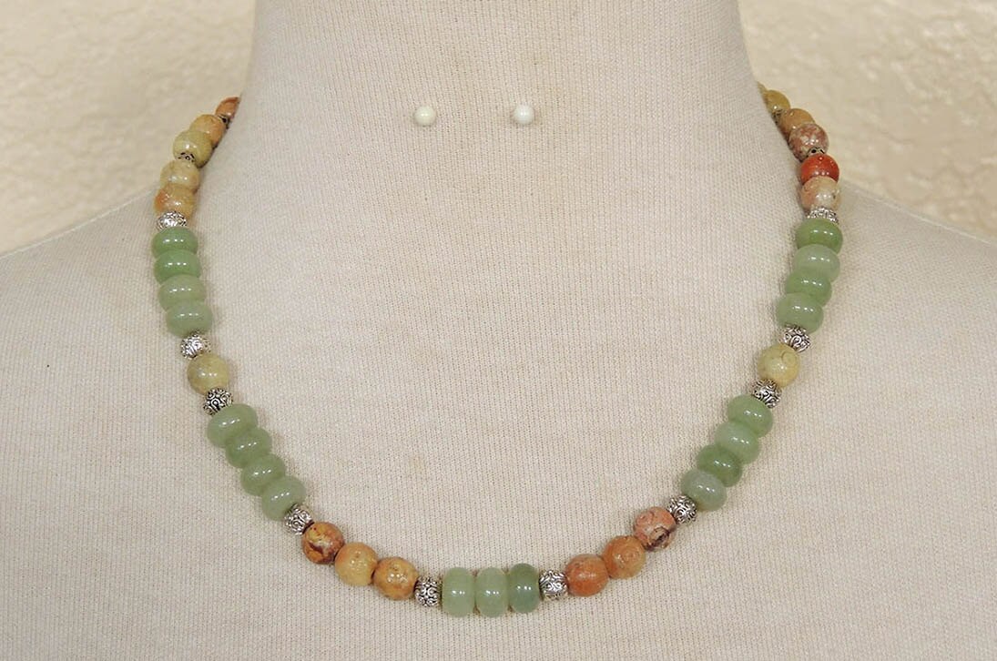 Geschnitzte Achathalskette - Glasperlenschmuck Tan & Salbeigrün Aventurin Strang Halskette Boho Chic Schmuck Jeden Tag Geschnitzte Achathalskette - Glasperlenschmuck Tan & Salbeigrün Aventurin Strang Halskette Boho Chic Schmuck Jeden Tag von GlobalBeadWorks