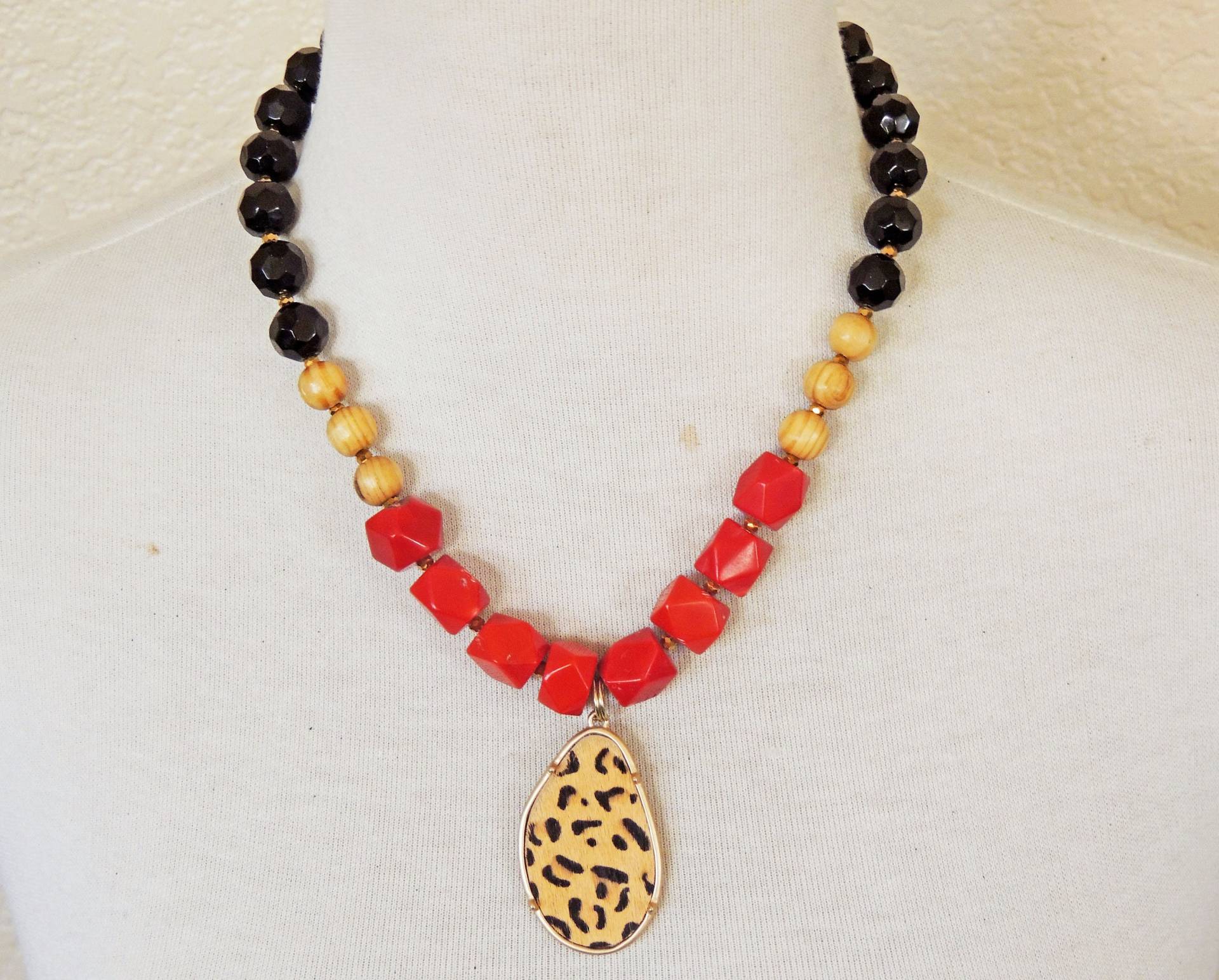 Rote Koralle Statement Halskette - Leopardenmuster Rot, Schwarz Und Beige Anhänger Korallenschmuck Rote Koralle Statement Halskette - Leopardenmuster Rot, Schwarz Und Beige Anhänger Korallenschmuck von GlobalBeadWorks