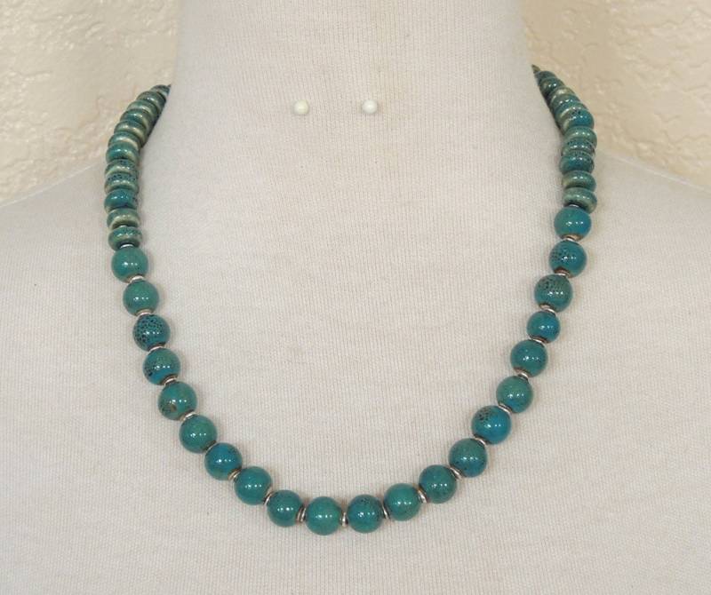 Türkisfarbene Keramikperlenkette Silberakzente, 52 cm Strang von GlobalBeadWorks