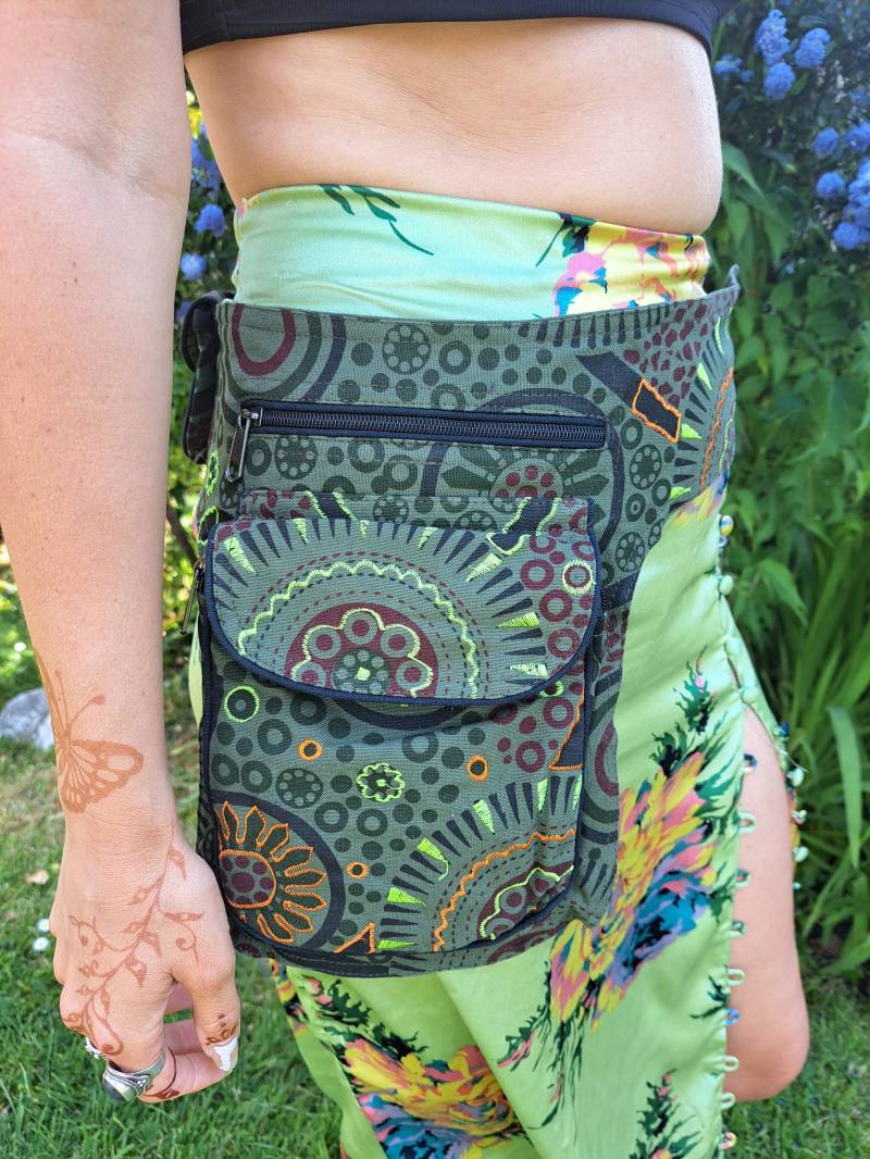 Bunter Beutel Gürteltasche, Geldgürtel, Helles Spiralmuster, Geldtasche, Blau Lila Rosa von GlobalEmporium1