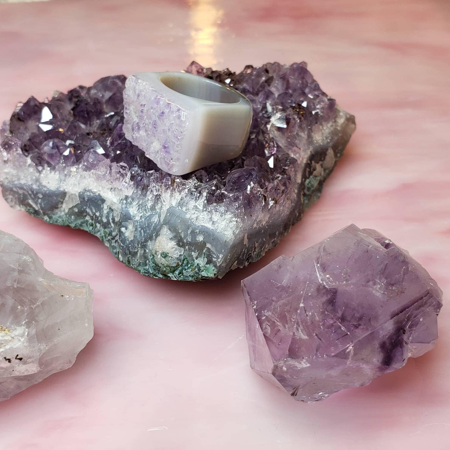 Natürlicher Amethyst-Ring Mit Handgeschliffenem Amethyst Natürlicher Amethyst-Ring Mit Handgeschliffenem Amethyst von GlobalJewelryImports