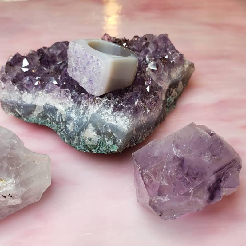 Natürlicher Amethyst-Ring Mit Handgeschliffenem Amethyst von GlobalJewelryImports