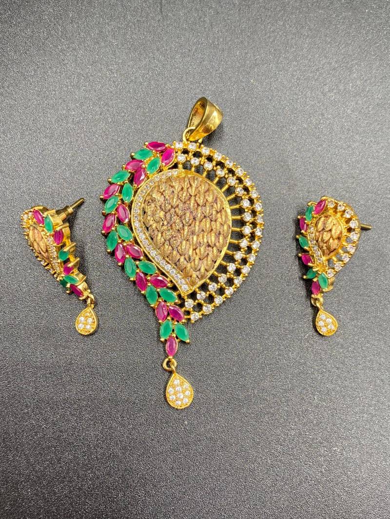 Antike Anhänger Set/Matte Finish Rubin Und Smaragd Steine Party Wear von Globusfashions