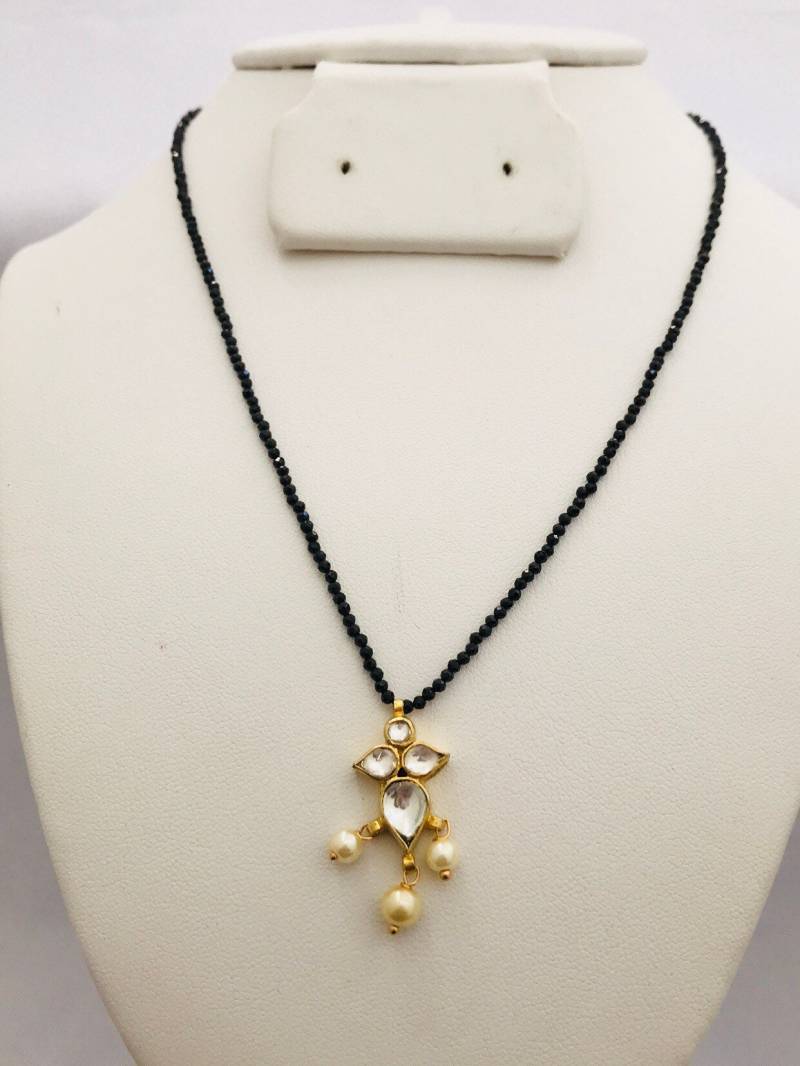 Einfache Schwarze Perlenkette Mit Kundan-steinanhänger von Globusfashions