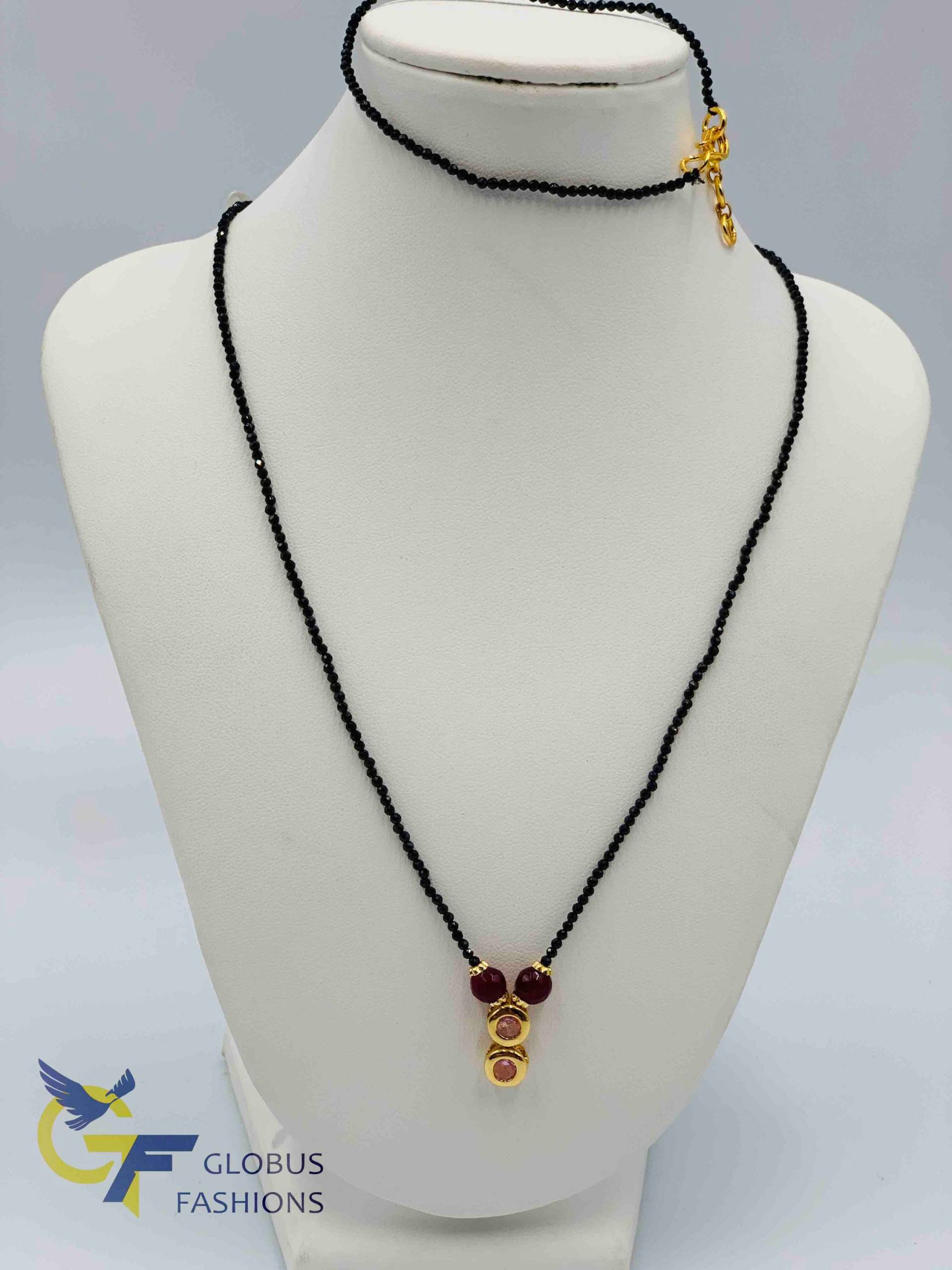 Kette Mit Anhänger Aus Rosa Steinen Und Schwarzen Diamantperlen Passendem Armband von Globusfashions