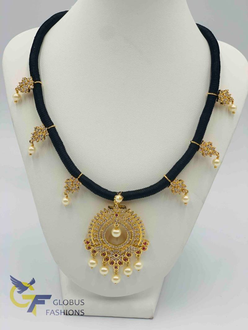 Schöne Cz Steine Und Rubin Anhänger Mit Schwarzer Faden Kette von Globusfashions