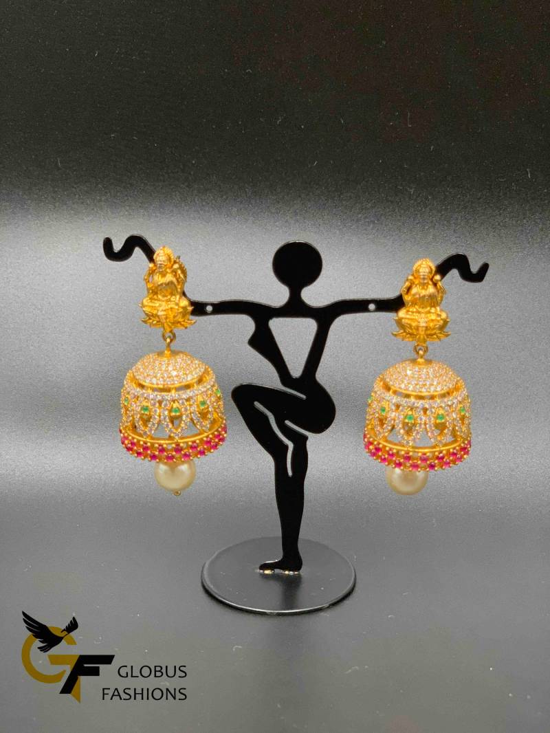 Traditionelle Jumkas/Lakshmi Print Multicolor Stones Hochzeitsohrringe Party Wear Ohrringe von Globusfashions