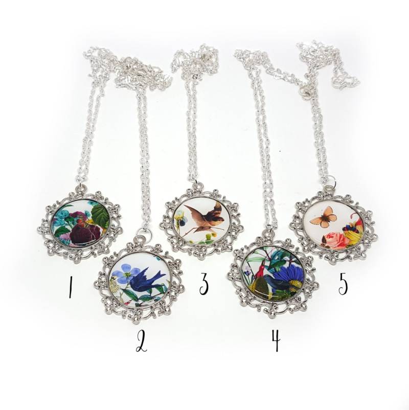 Eine Einer Art Versilberte Halskette, Schmetterling Vögel Und Blumen Chic Halsketten, Floral Runde Halskette von GloriaSanchezArtist