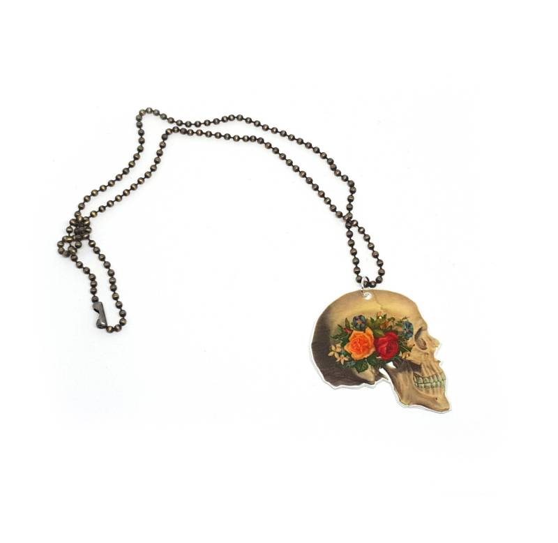 Gothic Blumen Schädel Halskette, Vintage Stil Gruselige Sugar Skull Tag Des Todes Halloween von GloriaSanchezArtist