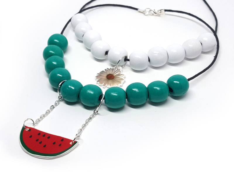 Holz-Perlen-Halskette, Holzkugeln Halskette, Daisy Blumenanhänger, Wassermelone Anhänger, Vegan, Obst-Anhänger, Blumen Halskette von GloriaSanchezArtist